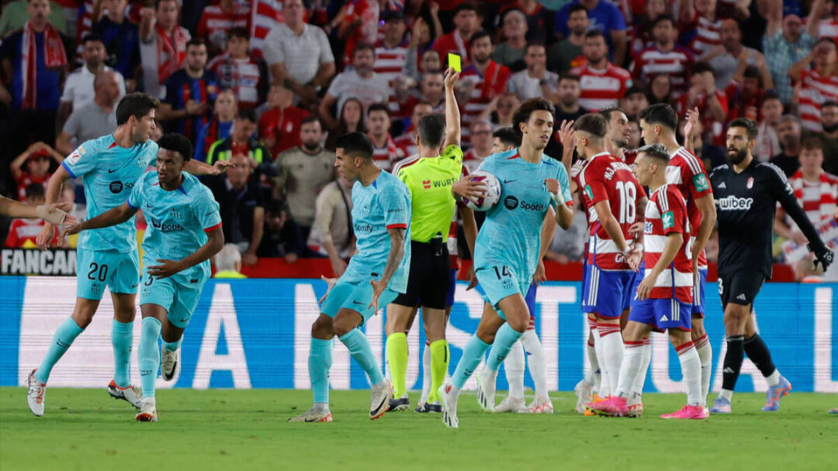 Los jugadores del Granada protestan un gol del Barcelona.