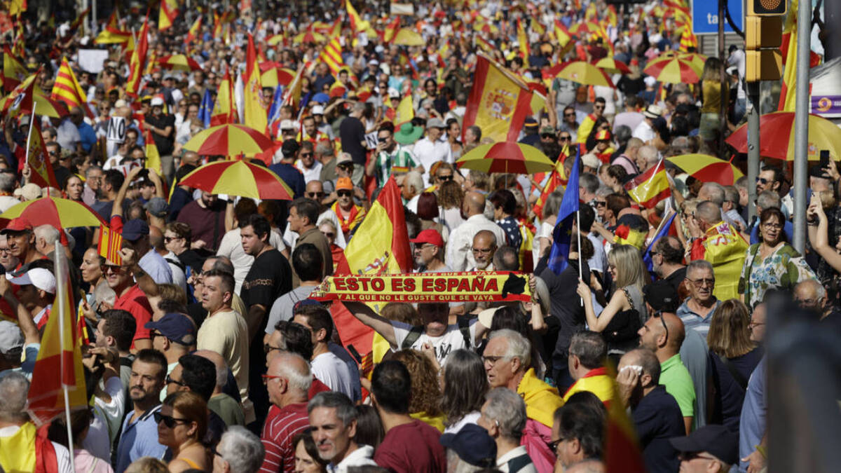 Miles de españoles salieron a las calles de Barcelona a protestar por la amnistía. 
