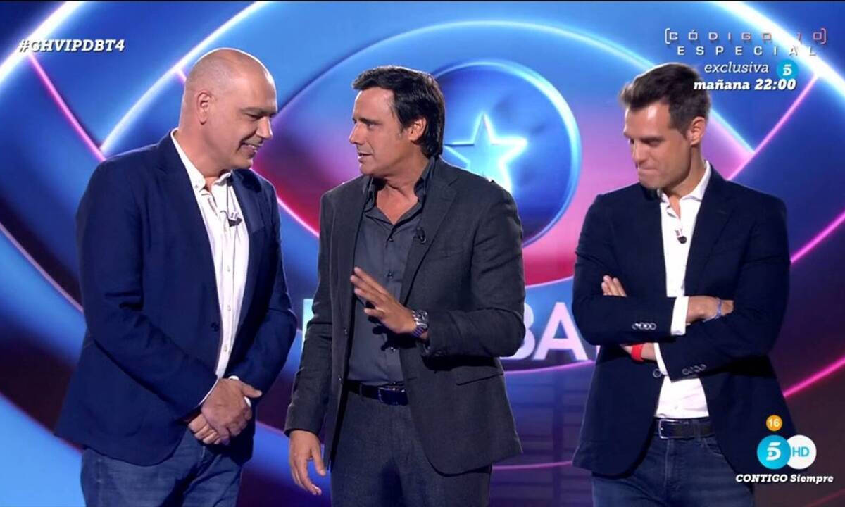Nacho Abad, Ion Aramendi y David Aleman, en el plató del debate de 'GH VIP'.