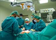 Realizan con éxito la primera prótesis total de rodilla ambulatoria en España