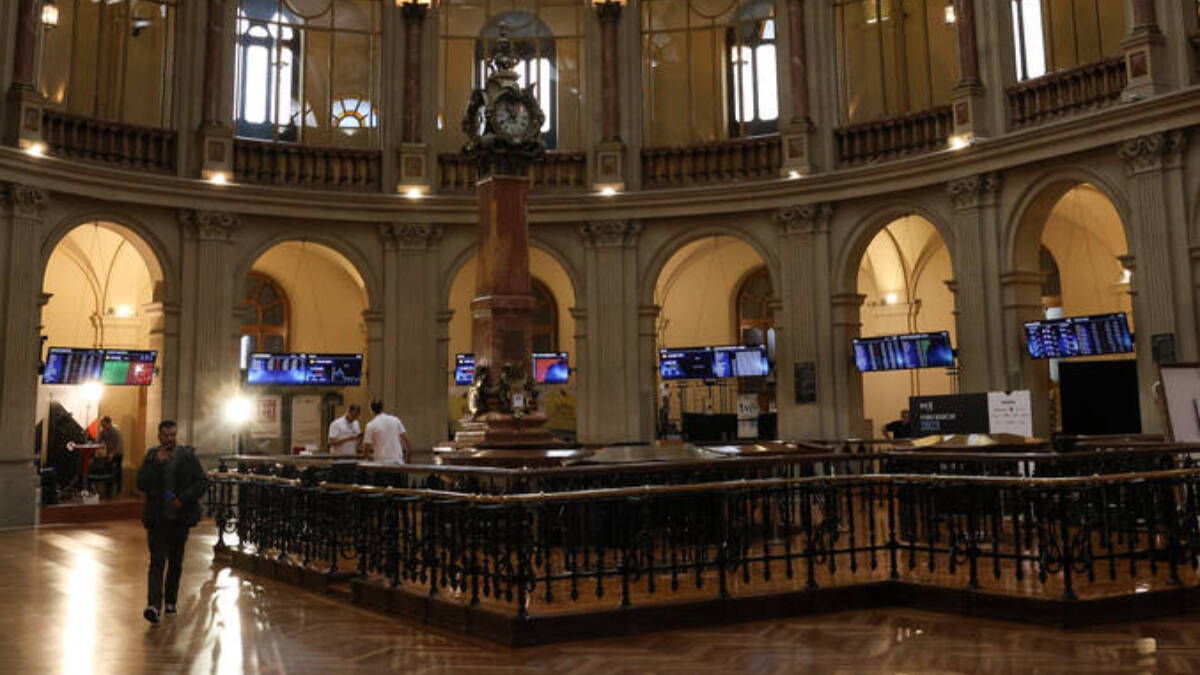 Paneles del Ibex 35 en el Palacio de la Bolsa.