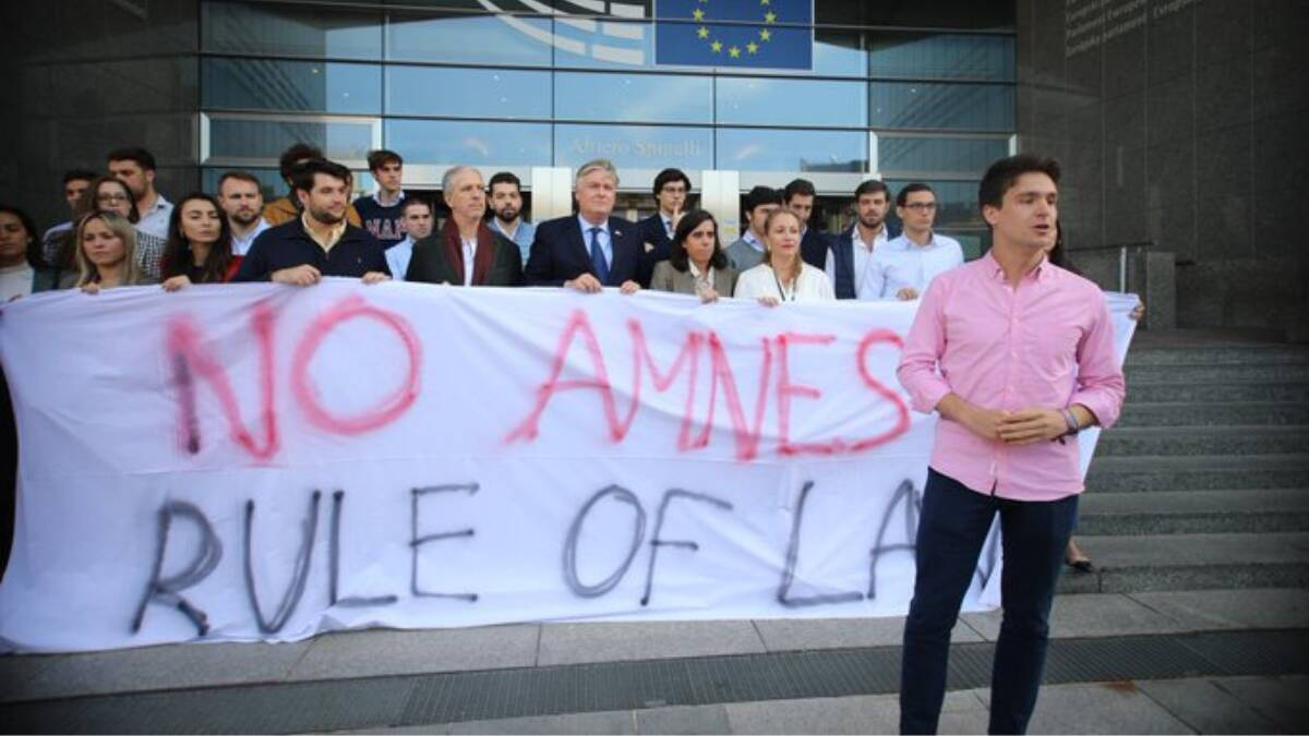 El presidente de las nuevas generaciones del PP, Ignacio Dancausa, con la pancarta en contra de la amnistía en Bruselas.
