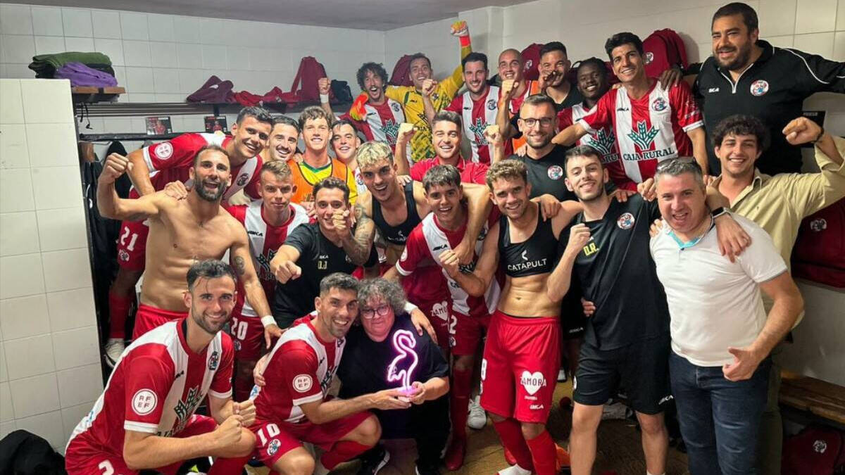 Los jugadores del Zamora celebran una victoria.