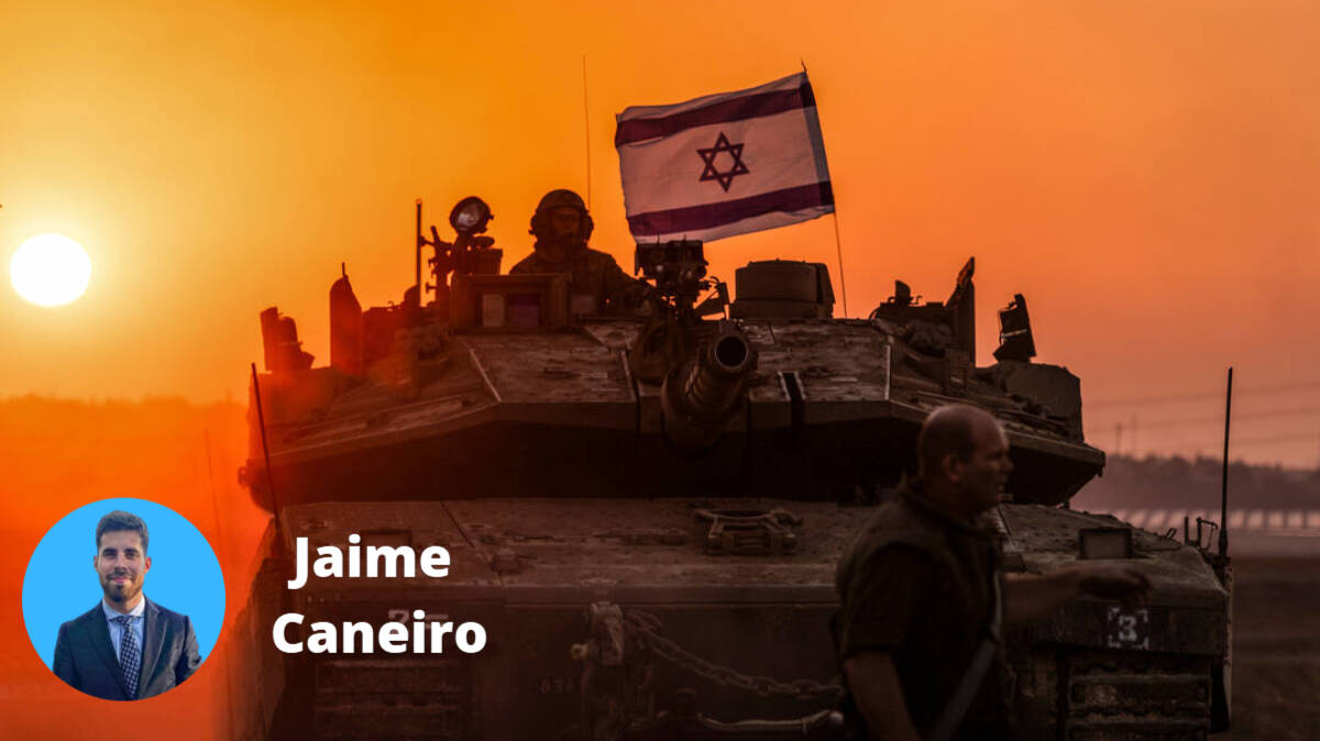 Un tanque con la bandera de Israel se prepara para el ataque