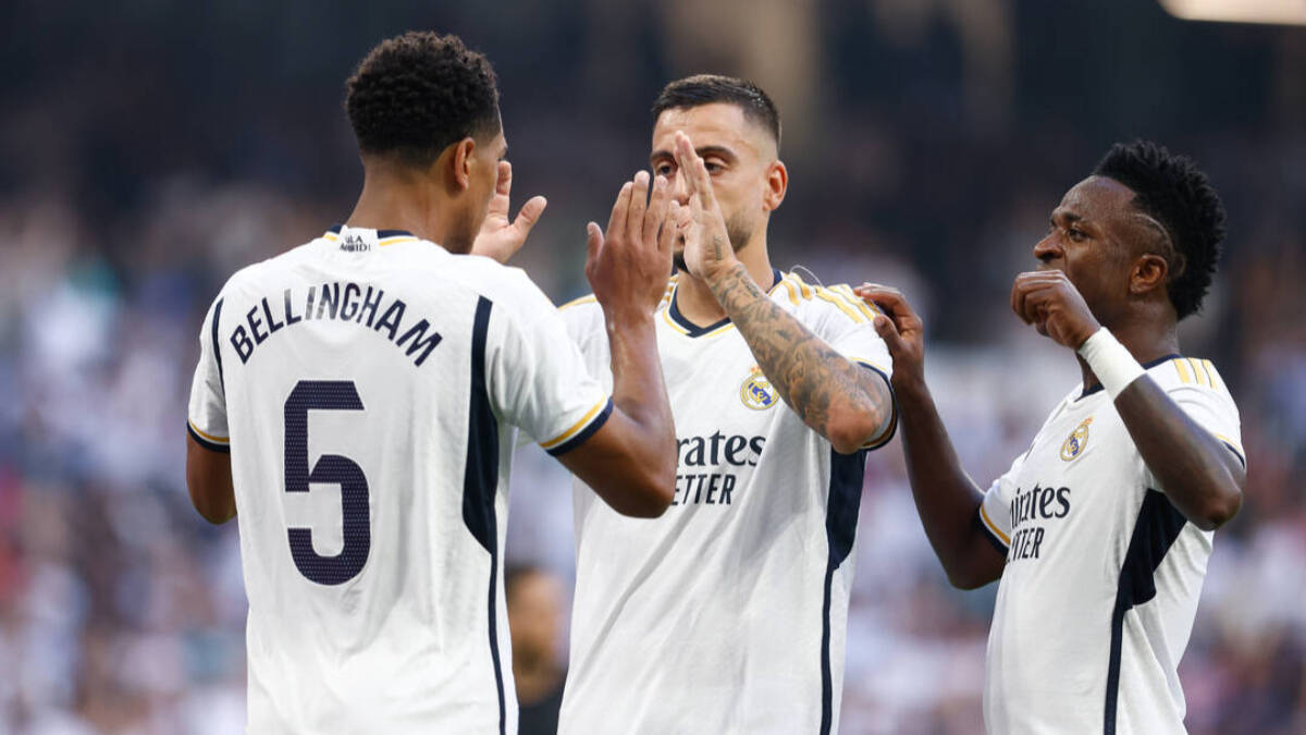 Bellingham, Joselu y Vinicius celebran un gol con el Real Madrid.