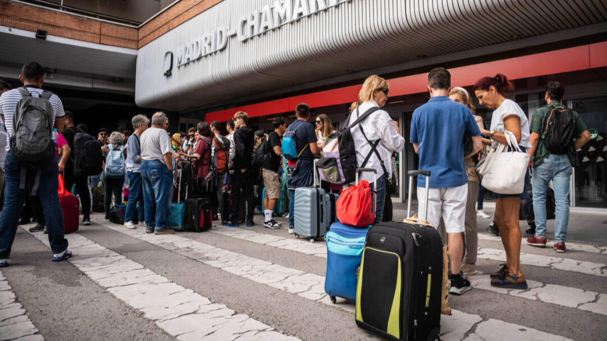 Decenas de viajeros agolpados a las puertas de la abarrotada estación de Chamartín