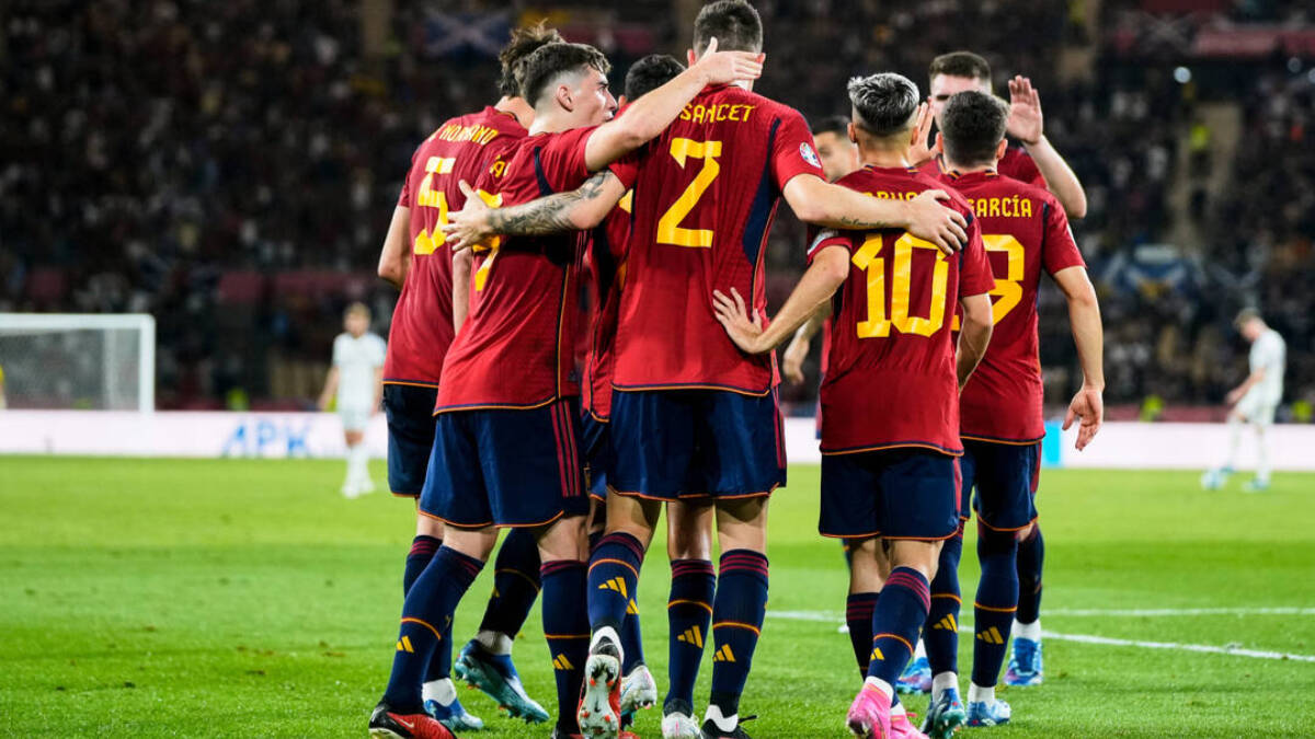 Los jugadores de la selección española celebran un gol.