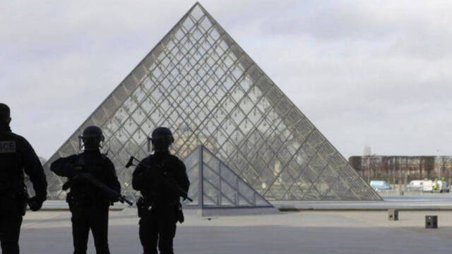 Alerta terrorista en Francia: Versalles, el Louvre y una estación, evacuadas por avisos de bomba