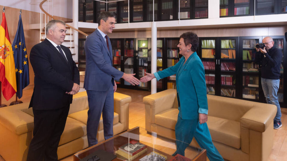 Sánchez estrecha la mano de Aizpurua (Bildu) el viernes pasado en el Congreso