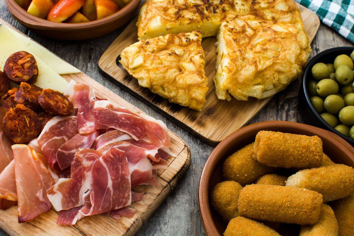Variedad de platos típicos españoles.