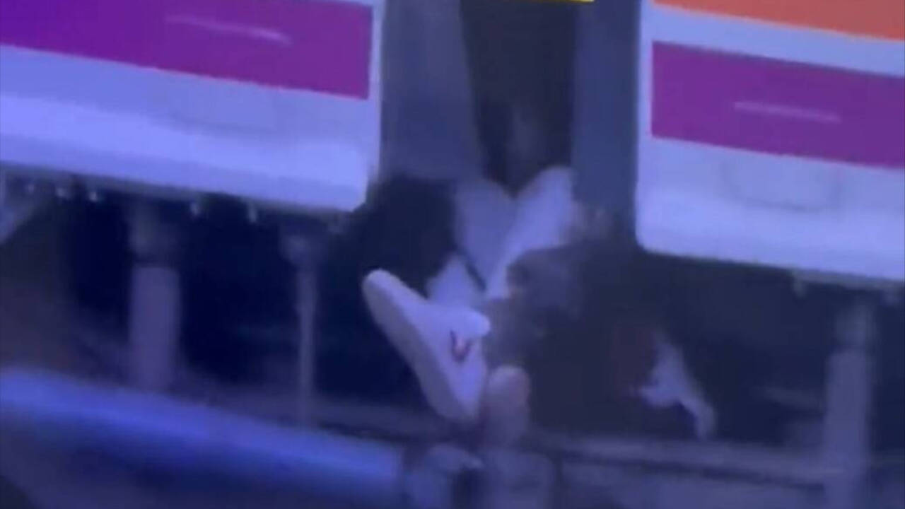 Imagen  grabada por los reporteros de La 1 de TVE de un cuerpo entre los vagones de un tren.