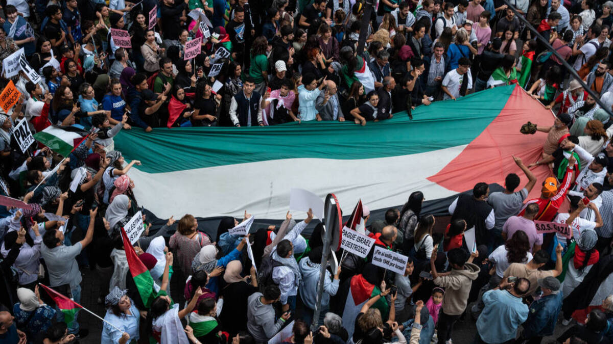 La bandera de Palestina durante una manifestación en apoyo al pueblo palestino en la Puerta del Sol de Madrid.