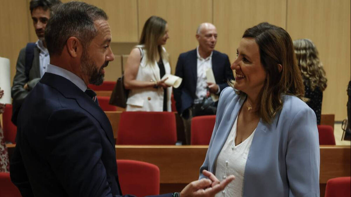 El portavoz de Vox en el Ayuntamiento de Valencia, Juanma Badenas, y la alcaldesa María José Catalá.