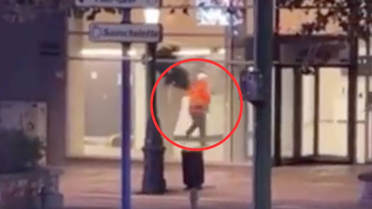 El atacante con un fusil disparando indiscriminadamente en Bélgica