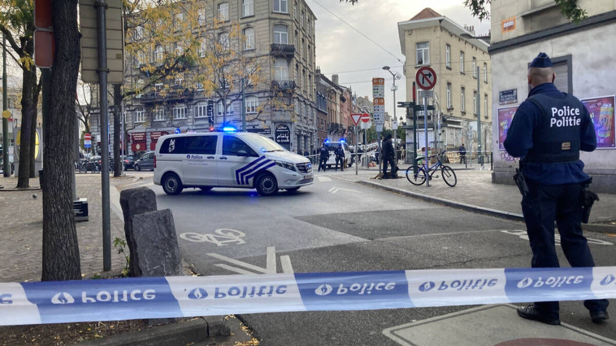 La Policía belga acordona el lugar del ataque principal del terrorista, en donde ha acabado con la vida de dos personas.
