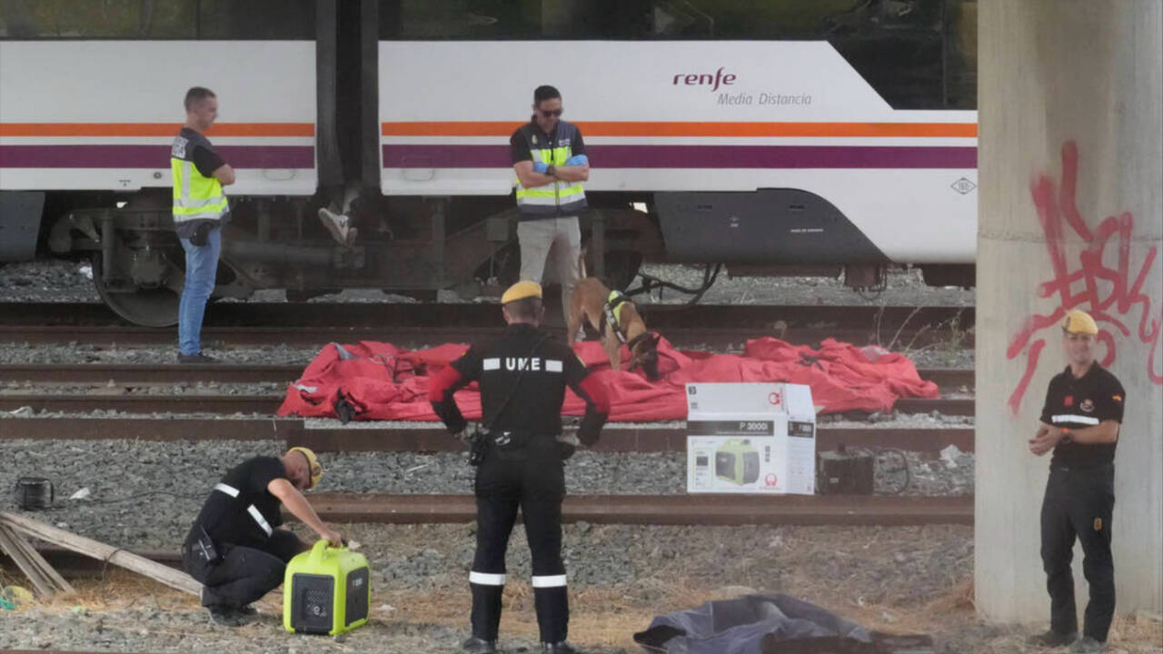 Imagenes del cuerpo de Álvaro Prieto localizado entre dos vagones de tren.