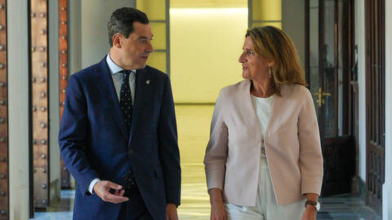 El presidente de la Junta de Andalucía, Juanma Moreno, y la vicepresidenta tercera del Gobierno de España y ministra para Transición Ecológica, Teresa Ribera, en su reciente visita a Sevilla.