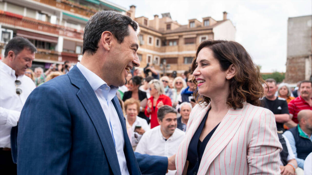 El presidente de la Junta de Andalucía, Juanma Moreno, y la presidenta de la Comunidad de Madrid, Isabel Díaz Ayuso.