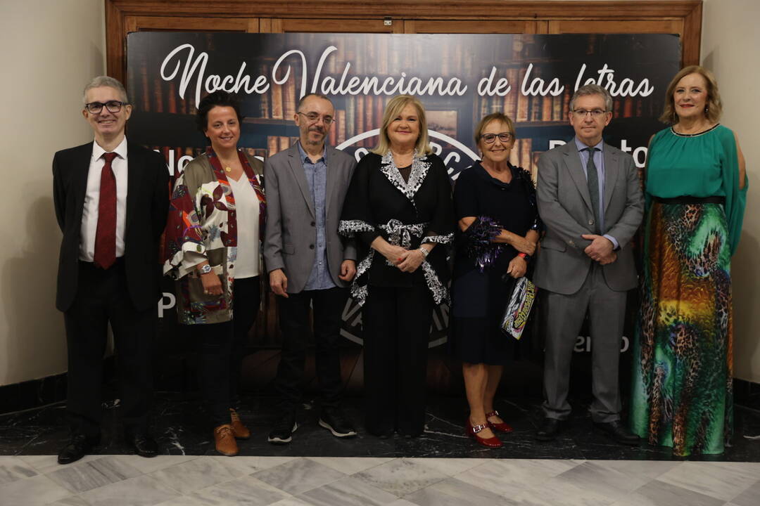 Los Premiados en la noche valenciana de la letras con la presidenta del Ateneo, Carmen de Rosa.