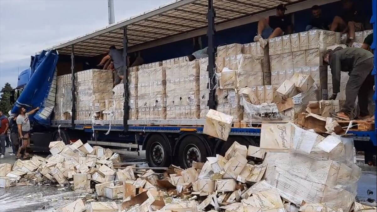 Viticultores franceses saquean y destruyen la mercancía (cava) de un camión procedente de España.