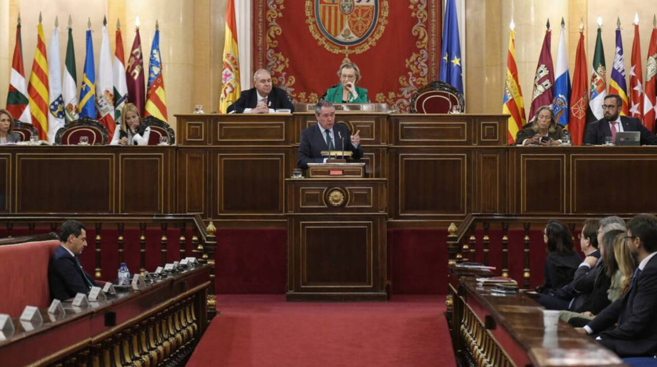 El senador y secretario del PSOE-A, Juan Espadas, en el atril, y el presidente de la Junta, Juanma Moreno, en la bancada del PP.