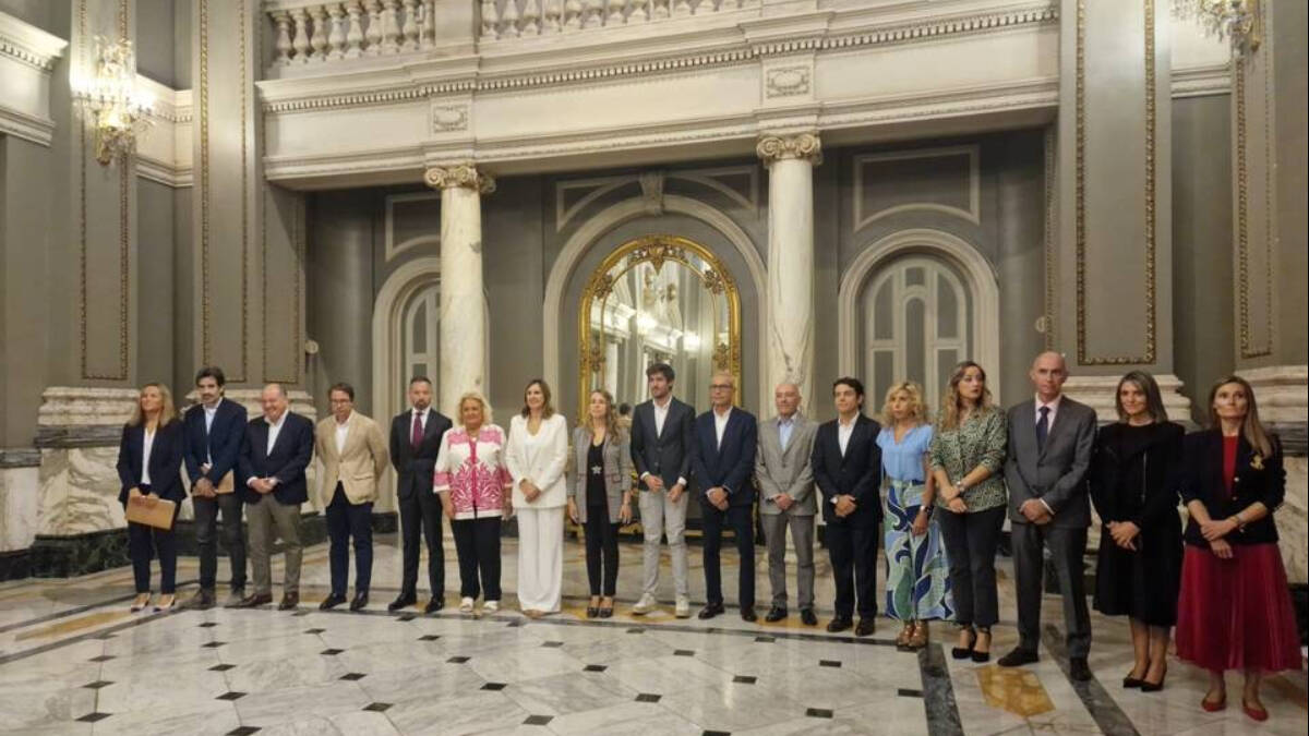 Foto de familia de los miembros del Gobierno del Ayuntamiento de Valencia de PP y Vox.