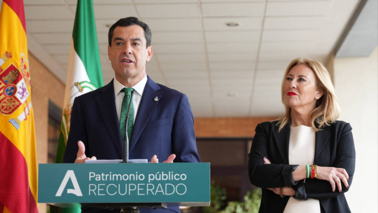 El presidente de la Junta de Andalucía, Juanma Moreno, junto a la consejera de Economía, Carolina España, este lunes en Sevilla.