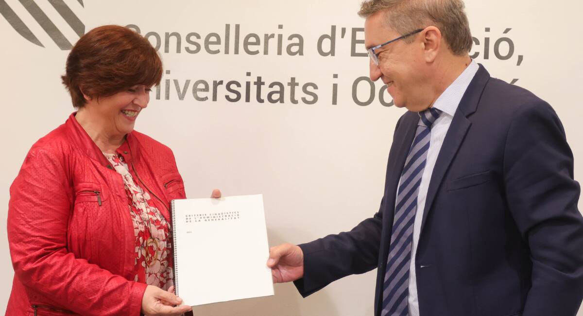 El conseller de Educación, Universidades y Empleo, José Antonio Rovira, y la presidenta de la Acadèmia Valenciana de la Llengua, Verònica Cantó - GVA