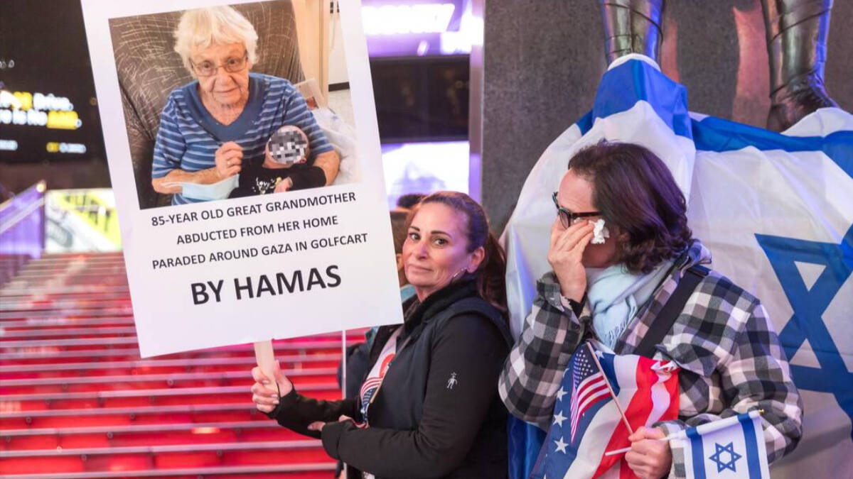 Manifestantes piden la liberación de una anciana secuestrada por Hamás.