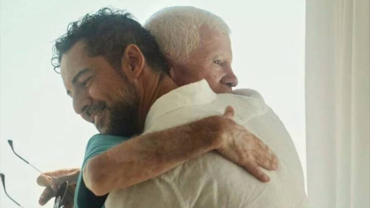 David Bisbal abraza a su padre, José Bisbal, enfermo de alzheimer.
