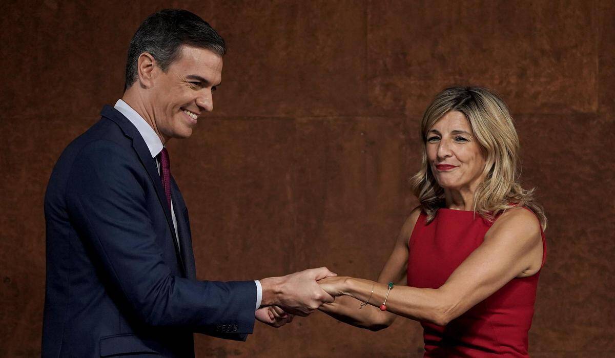 Pedro Sánchez junto a Yolanda Díaz en el acto de firma del acuerdo entre PSOE y Sumar