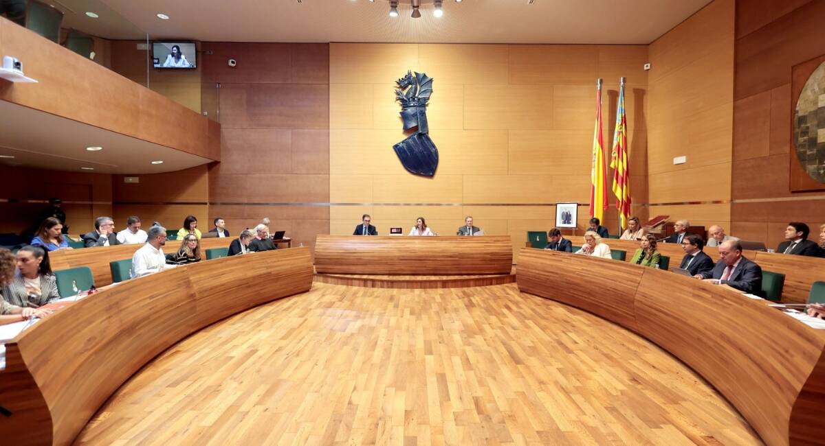 Imagen del pleno ordinario de octubre del Ayuntamiento de València celebrado en la Diputación de Valencia por las obras en el hemiciclo municipal - AYUNTAMIENTO DE VALENCIA