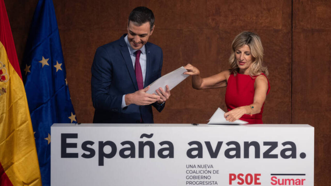 El presidente del Gobierno en funciones, Pedro Sánchez, y la líder de Sumar y vicepresidenta segunda del Gobierno, Yolanda Díaz, firman un acuerdo para un Gobierno de coalición.