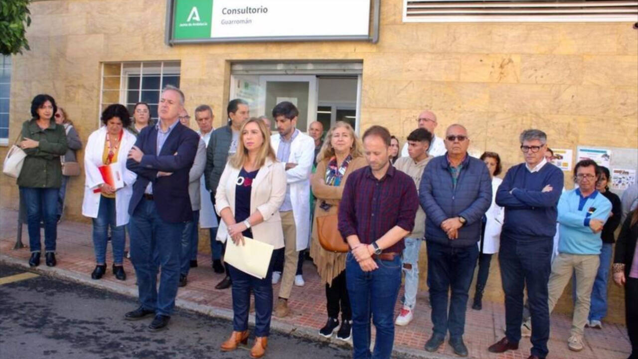 Concentración a las puertas del ambulatorio de Guarromán (Jaén), por la agresión sufrida por un médico.