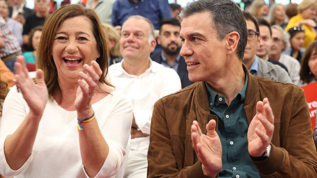 Francina Armengol junto a Pedro Sánchez en un acto del PSOE en Baleares.