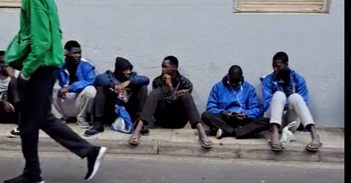 Inmigrantes tirados en una calle de Tenerife