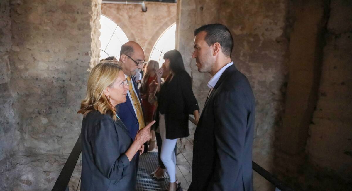 El presidente Vicent Mompó habla con la alcaldesa de Bétera, Elia Verdevío - DIPUTACIÓN DE VALENCIA 