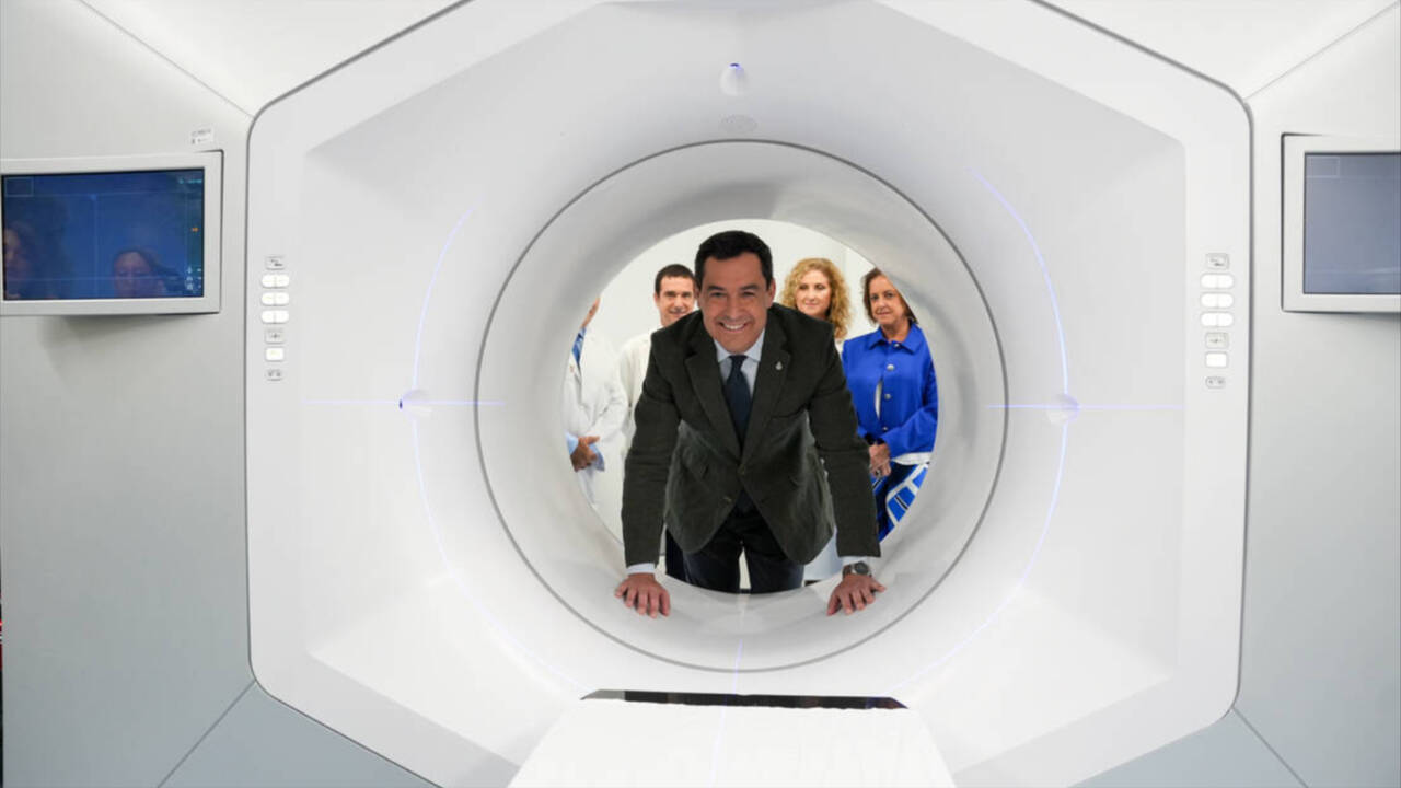 El presidente de la Junta de Andalucía, Juanma Moreno, observa el nuevo acelerador en la Unidad de Oncología Radioterápica del Hospital Universitario Virgen del Rocío de Sevilla.