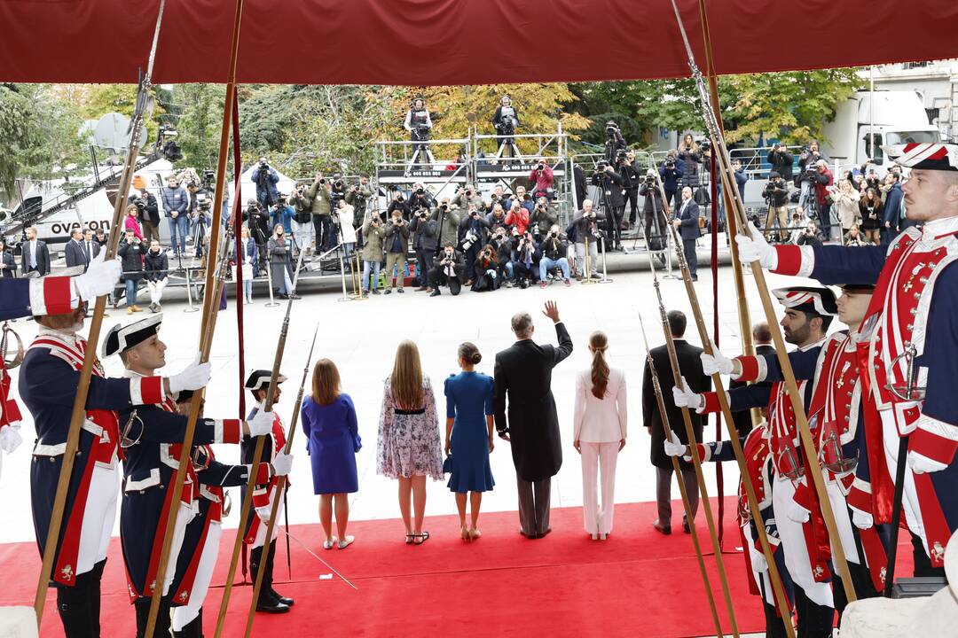 La Familia Real en las puertas de Las Cortes, este martes.