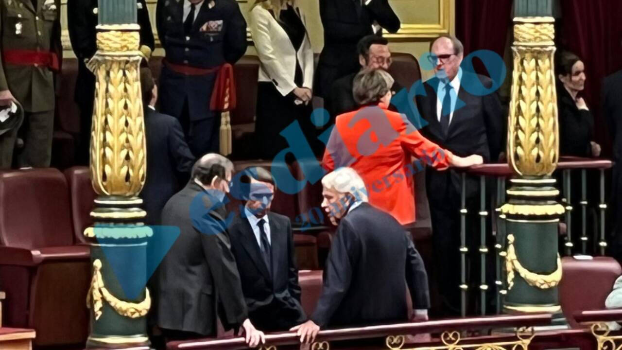 Mariano Rajoy, Felipe González y José María Aznar en conversación en la Tribuna del Congreso