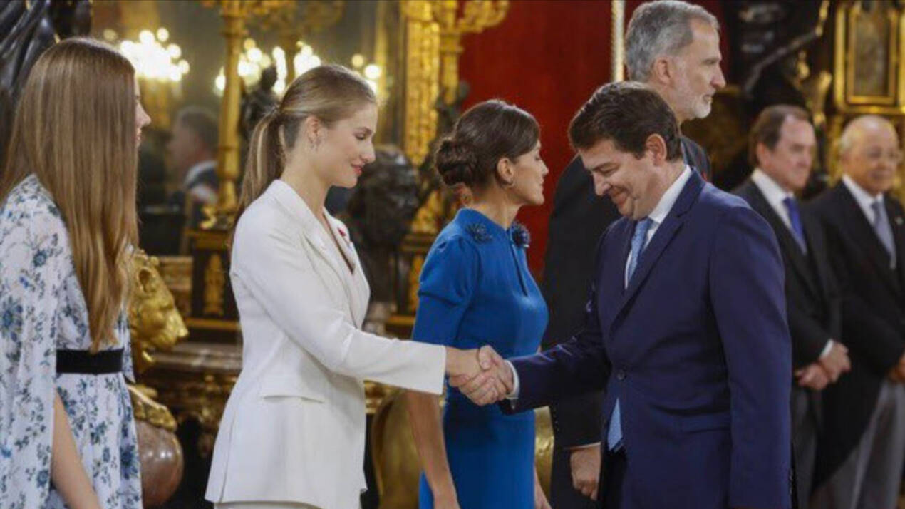 El presidente de Castilla y León saluda a la princesa Leonor en presencia de los Reyes