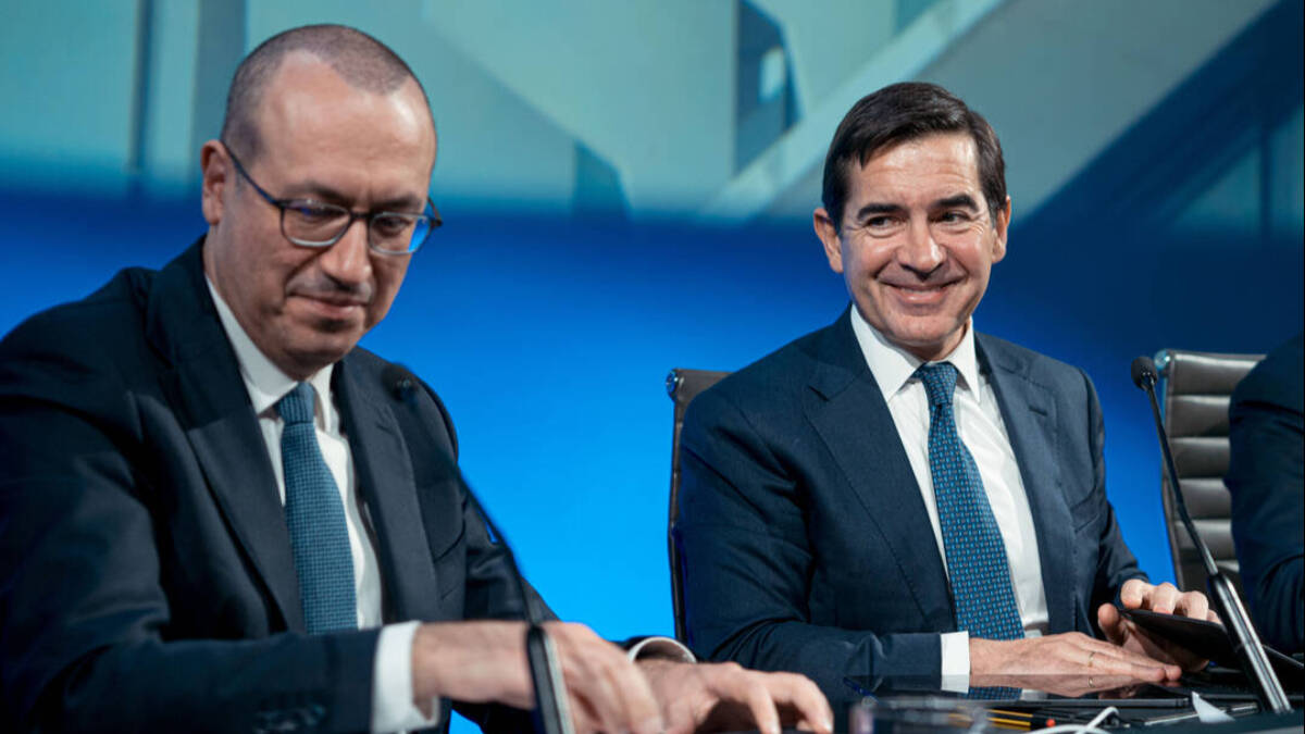 El consejero delegado de BBVA, Onur Genç (i) y su presidente Carlos Torres Vila (d), durante la presentación de los resultados de BBVA en 2022.