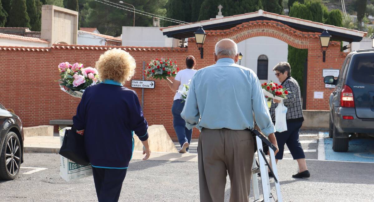 Vecinos de Onda visitan el cementerio municipal en el Día de Todos los Santos - AYUNTAMIENTO DE ONDA