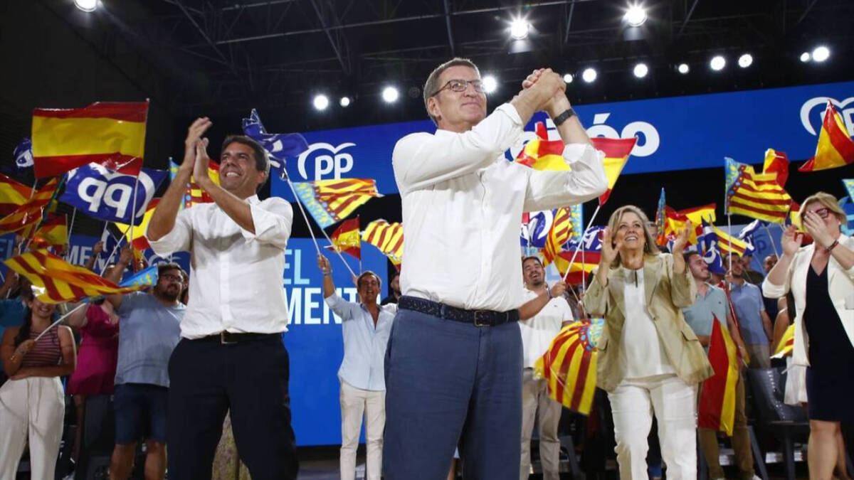 Alberto Núñez Feijóo y Carlos Mazón en un mitin de campaña electoral en Alicante.