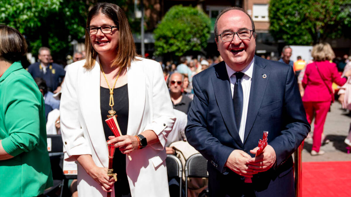 La exalcaldesa del PSOE de Móstoles, Noelia Posse, junto al ministro en funciones de Cultura y Deportes, Miquel Iceta.