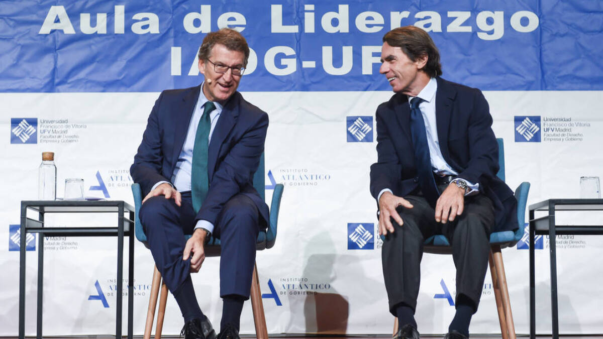 José María Aznar, junto a Alberto Núñez Feijóo, en un coloquio celebrado este jueves. 