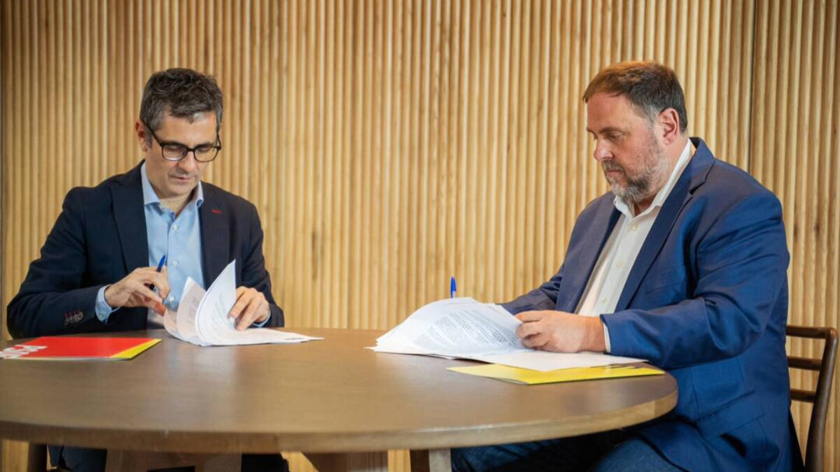 Félix Bolaños firma el acuerdo del PSOE con Oriol Junqueras