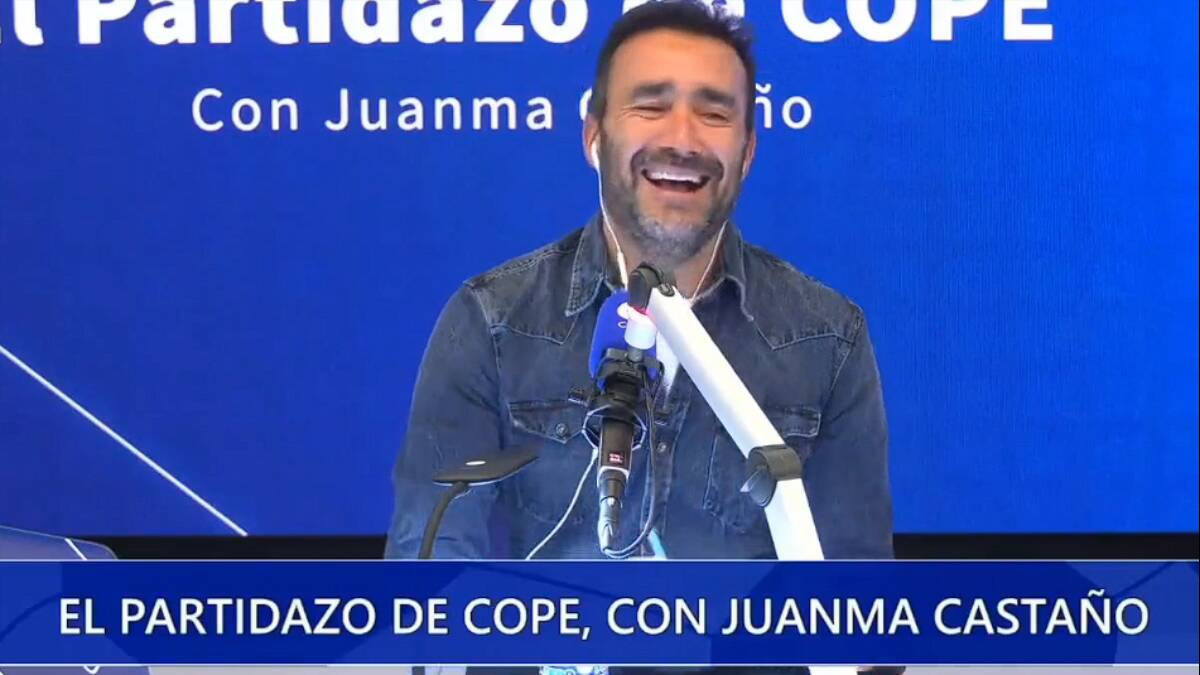 El presentador de 'El Partidazo de COPE', Juanma Castaño, en el momento de la broma con el fútbol femenino del portero del Tardienta.