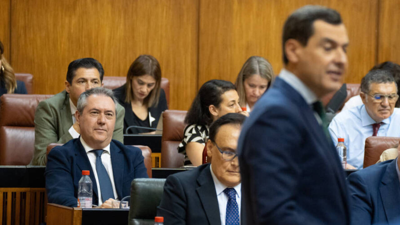 El secretario del PSOE-A, Juan Espadas, durante la sesión de control al Gobierno con Juanma Moreno interviniendo.