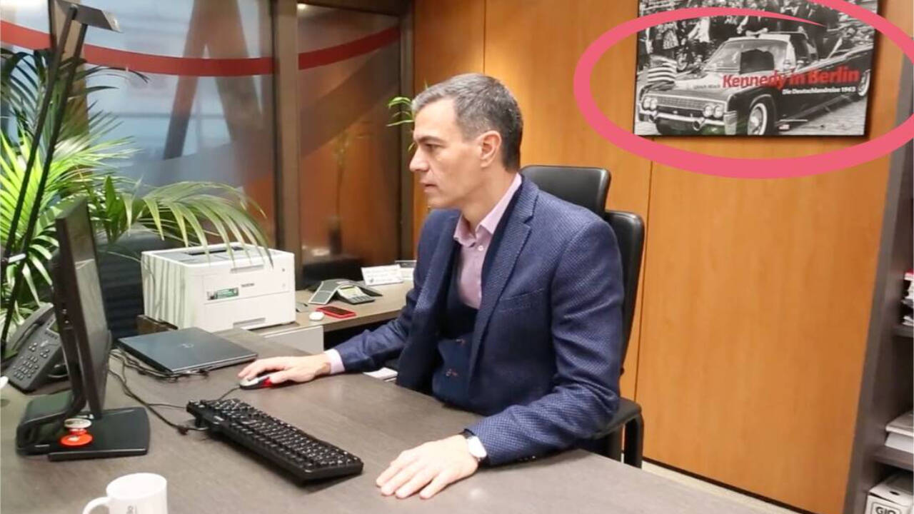 Captura de vídeo de Pedro Sánchez en su despacho de Ferraz con una foto de Kennedy en la pared